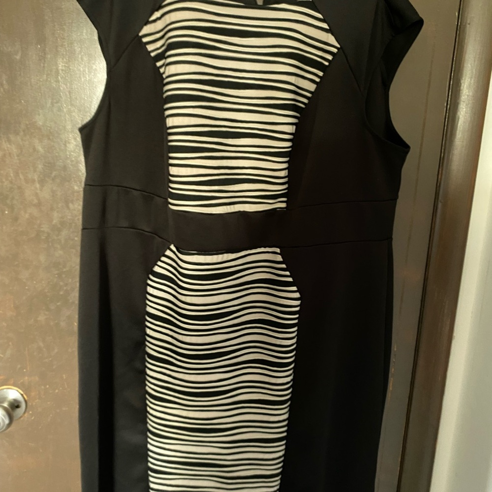 Studio One Black and White Sheath Midi Dress
